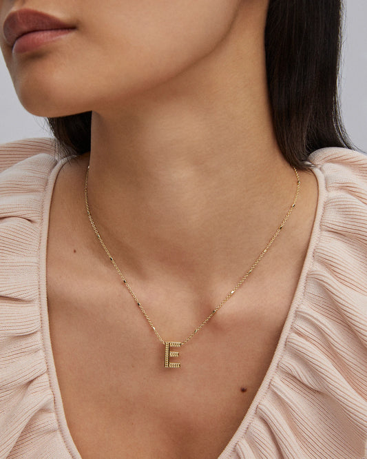 KENDRA SCOTT Letter E Pendant Necklace in Gold
