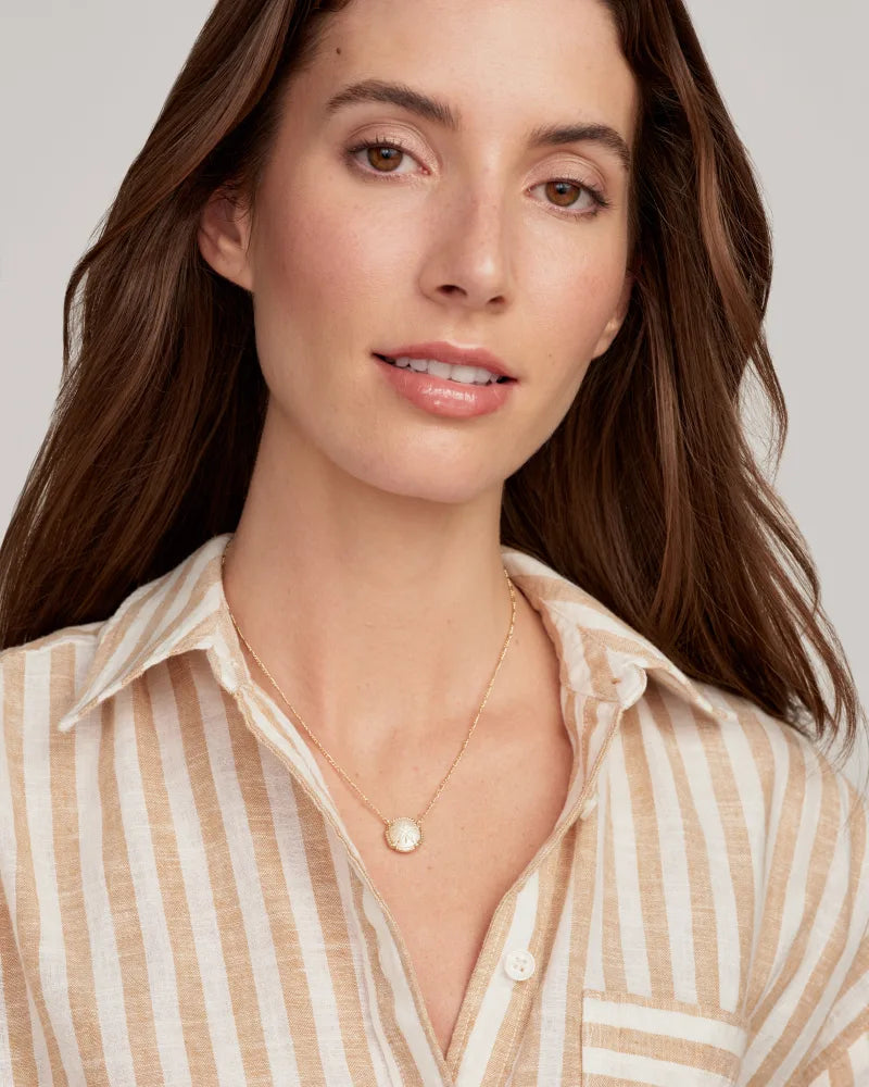 KENDRA SCOTT Sand Dollar Gold Short Pendant Necklace