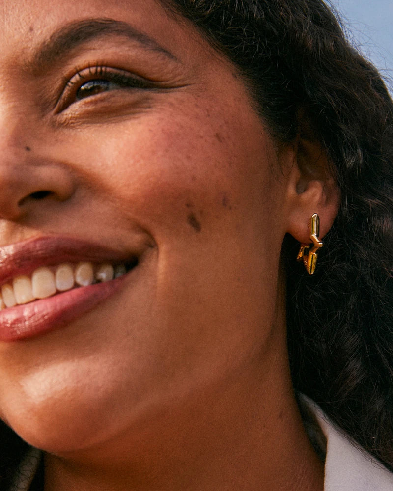 KENDRA SCOTT Star Huggie Earrings in Gold