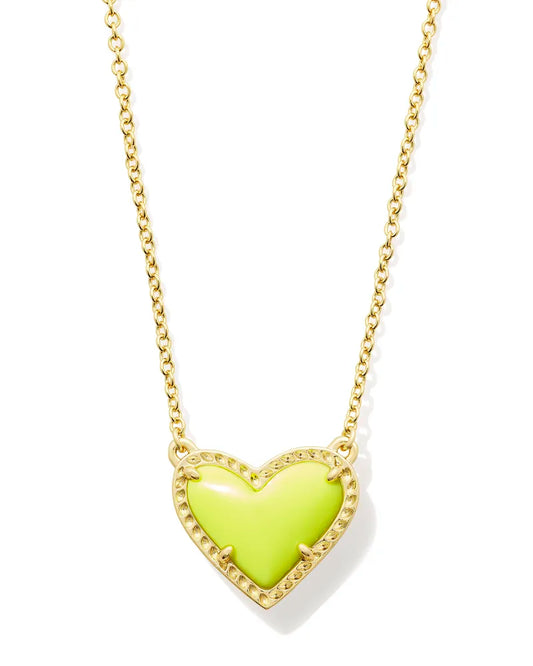 KENDRA SCOTT Ari Heart Gold Short Pendant Necklace in Chartreuse! ( Bestseller )