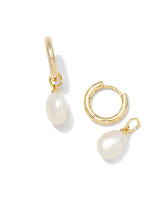 KENDRA SCOTT Willa Gold Pearl Huggie Earrings in White Pearl